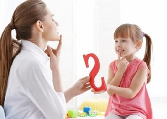 Ba mẹ nên tương tác với bé khi luyện nói từ vựng đơn giản